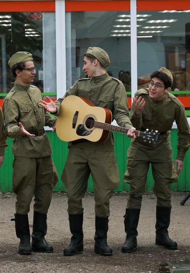 ​Студенческий театр «Парафраз» представил поэтический спектакль «Моё совершеннолетие» школьникам Стерлитамака